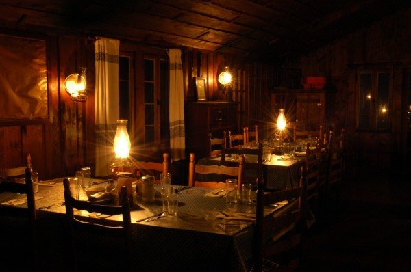 leconte lodge dining room with kerosene lanterns for light